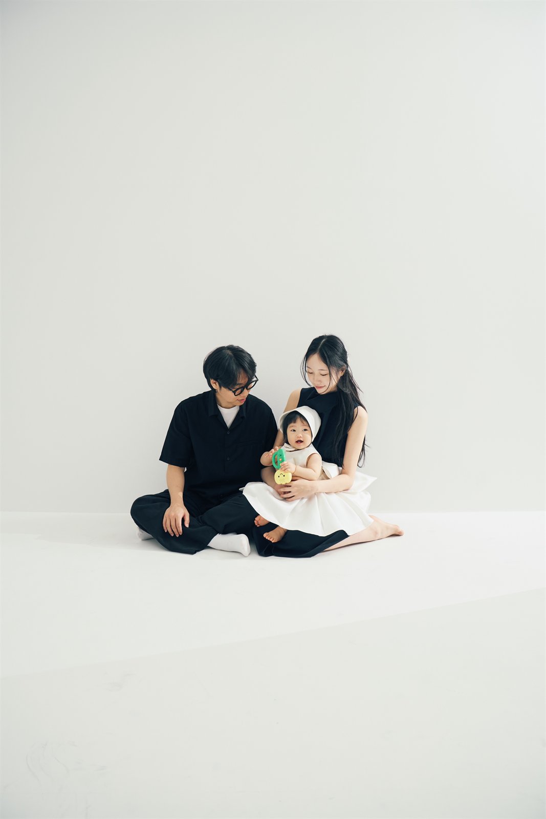 서로를 바라보며 함께 앉아 있는 박준모, 김한나와 박주이