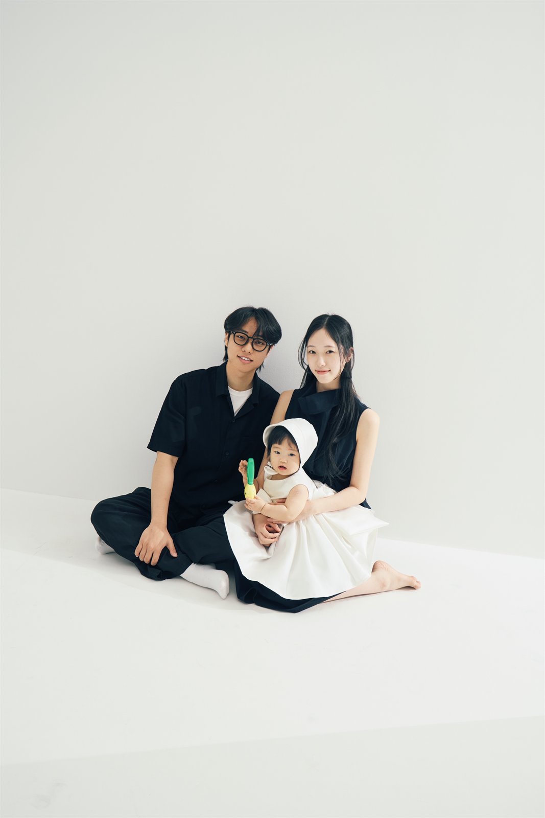 카메라를 바라보며 함께 앉아 있는 박준모, 김한나와 박주이
