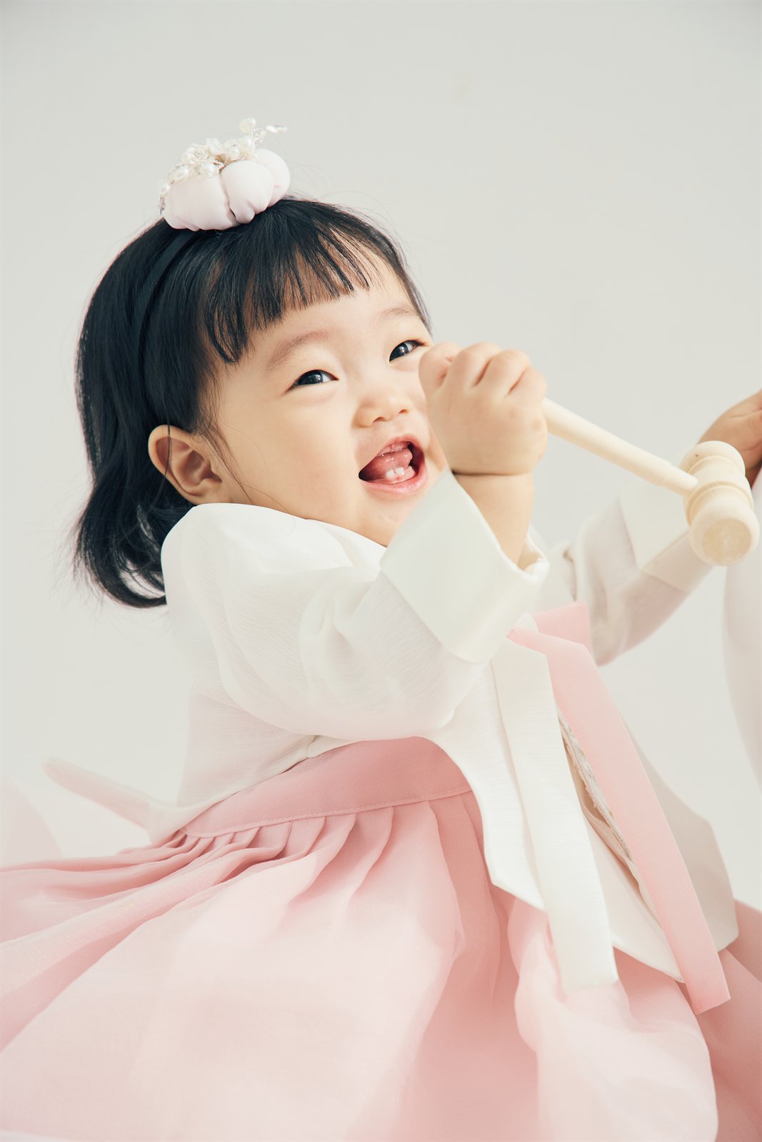 분홍 한복을 입고 활짝 웃는 박주이